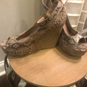 Chinese Laundry Snake Skin Platform